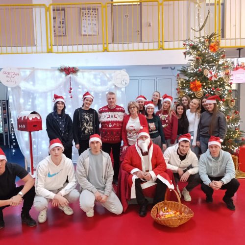 U petak, 5. prosinca, uoči blagdana sv. Nikole,  obojili smo školu u blagdanske boje!
